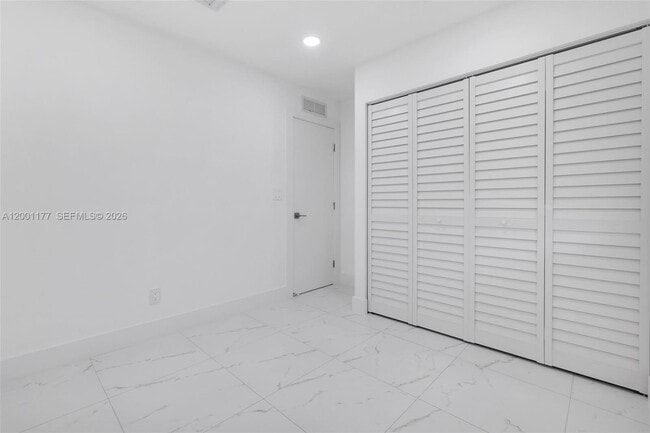 Building Photo - 810 SW 14th Ct