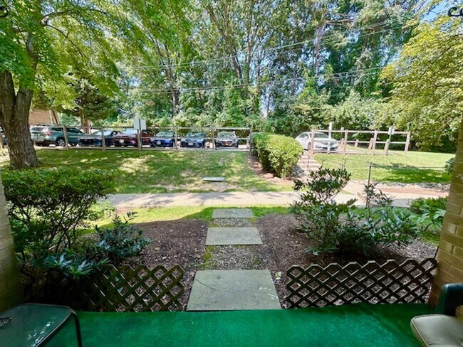 Building Photo - Cozy Oasis in Rockville!