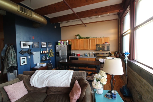 Building Photo - 215 W Maple St