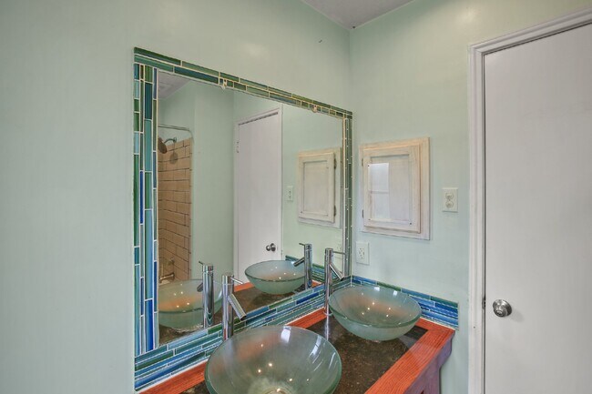 Building Photo - Well-maintained home on a cul-de-sac in a ...