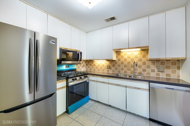 Building Photo - 2342 Hamilton Pl