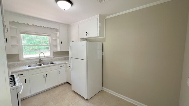 Building Photo - Hello Gorgeous !! 3- bedroom just waiting ...