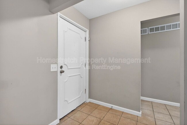 Building Photo - 2385 Greenbriar Dr