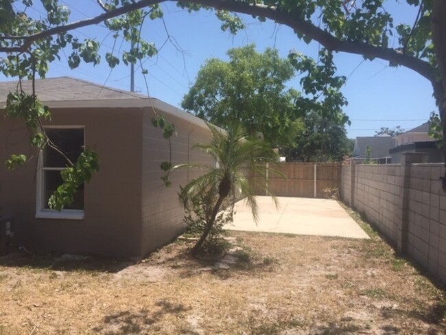 Building Photo - Spacious 4BR House in Tampa