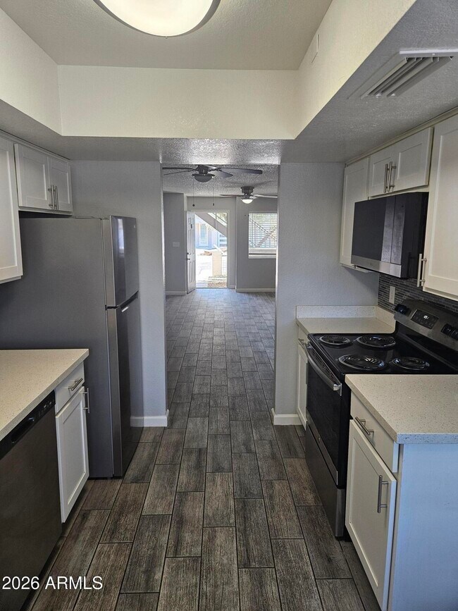 Building Photo - 3818 E Earll Dr