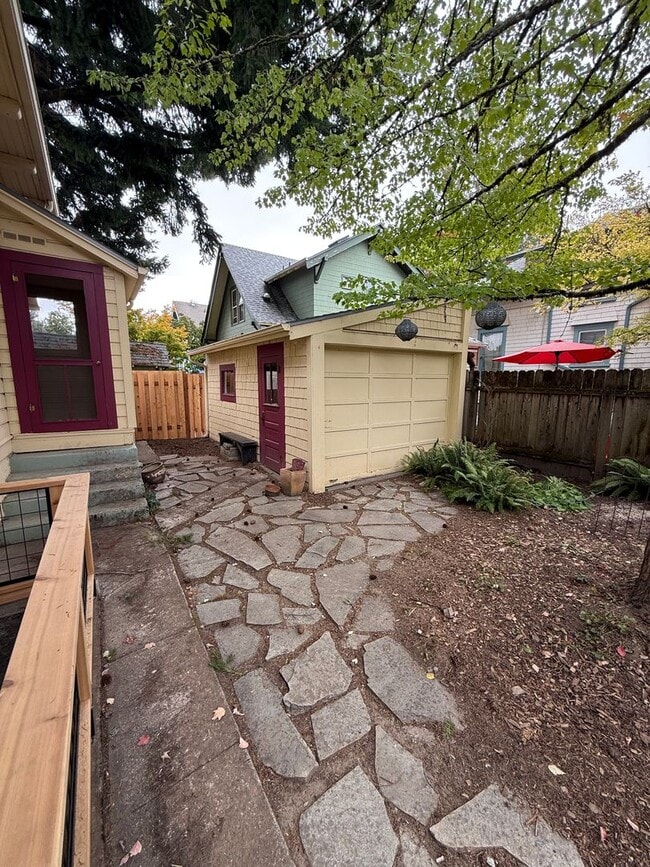 Building Photo - Charming Sellwood Gem in the Heart of SE P...