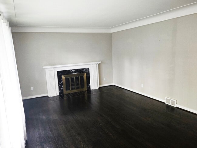 Building Photo - 3018 Guilford Dr