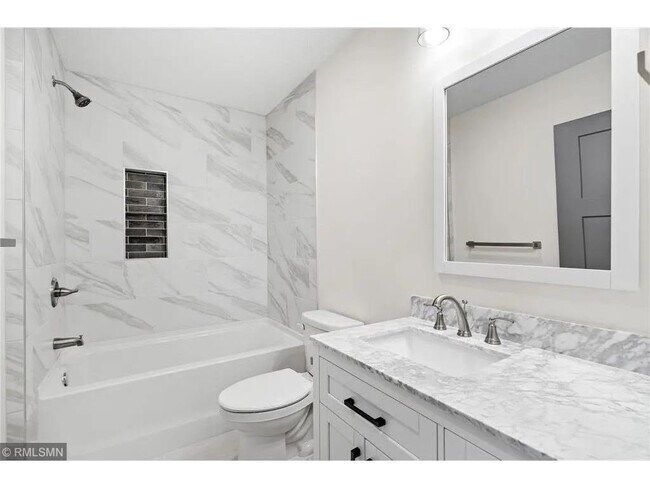 Building Photo - 425 W 8th St