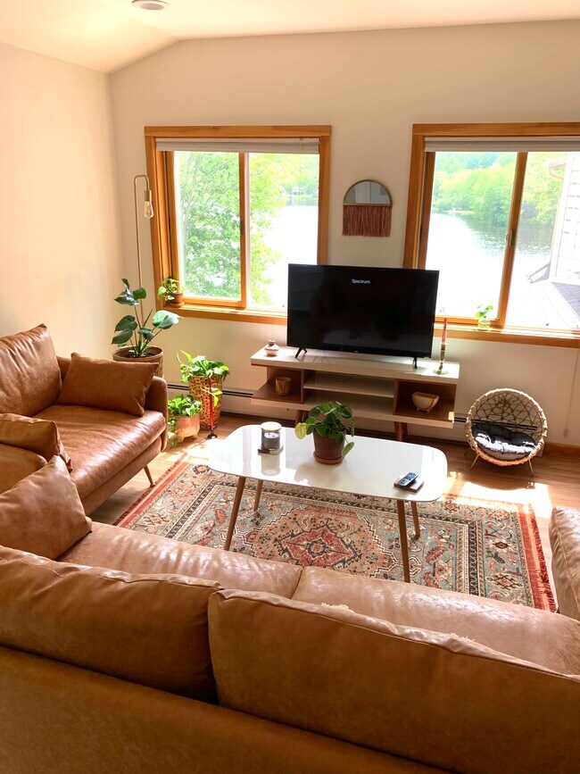 Furnished- living area - 131 Lakeside Dr