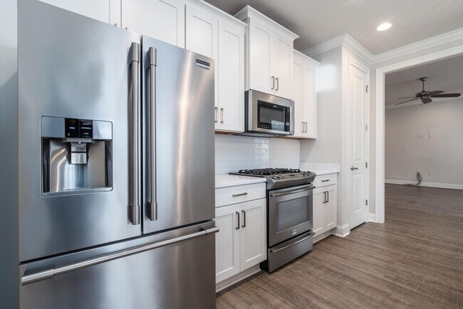 Building Photo - 718 Woods Dr