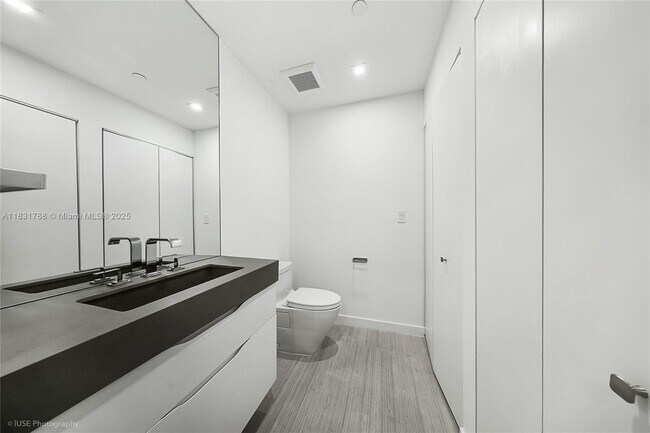 Building Photo - 900 Biscayne Blvd