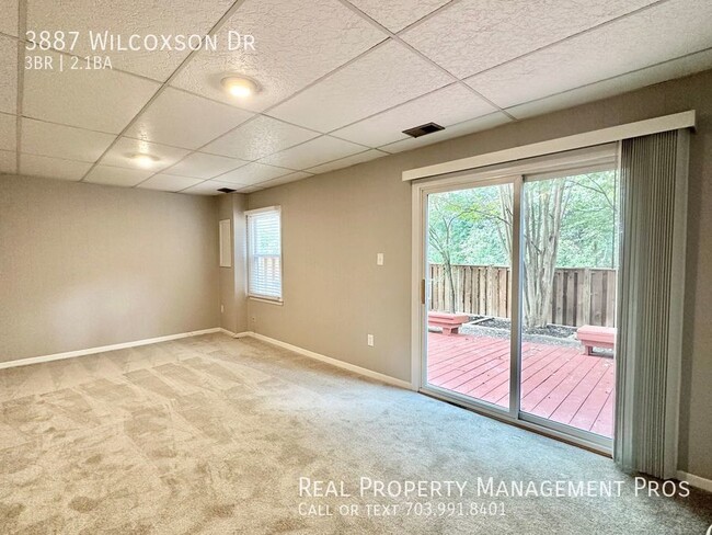 Building Photo - Gorgeous End Unit in Fairfax City!