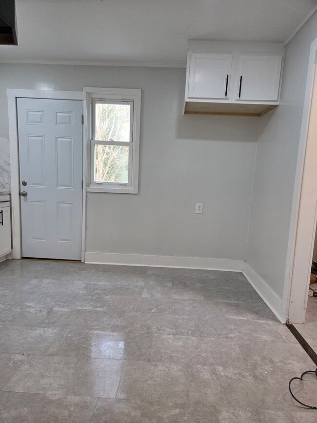 Building Photo - 2058 Holmes Dr