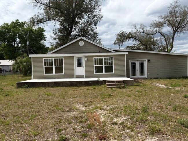 Building Photo - 3 bed 2 bath
