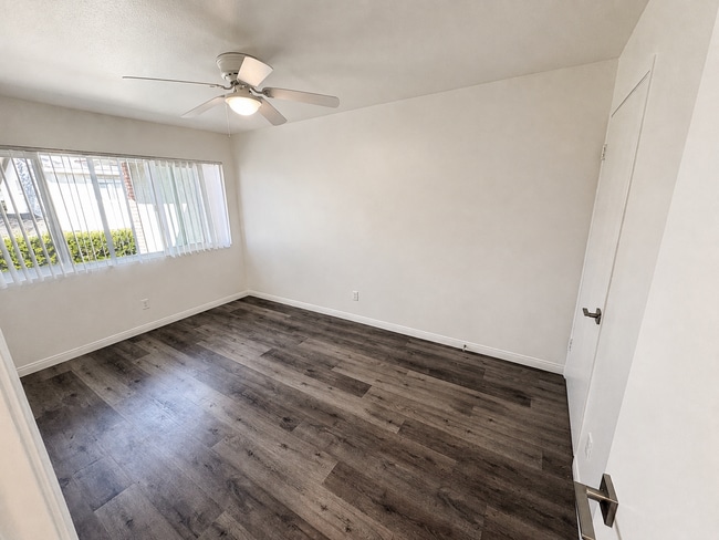 Building Photo - 211 E Santa Paula St