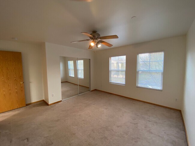 Building Photo - Large Dupont Home ~ Northwest Landing Comm...