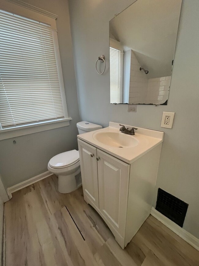 Building Photo - Three Bedroom House on Wyoming!