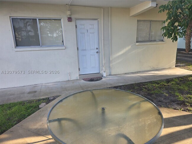 Building Photo - 715 NW 30th Ct