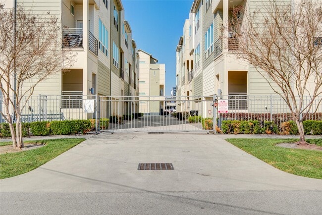 Building Photo - 1007 W 17th St