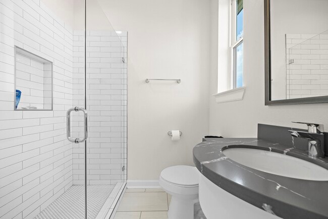 Building Photo - 907 W 16th St