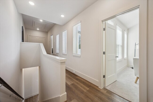 Building Photo - 5903 Urban Pnes St