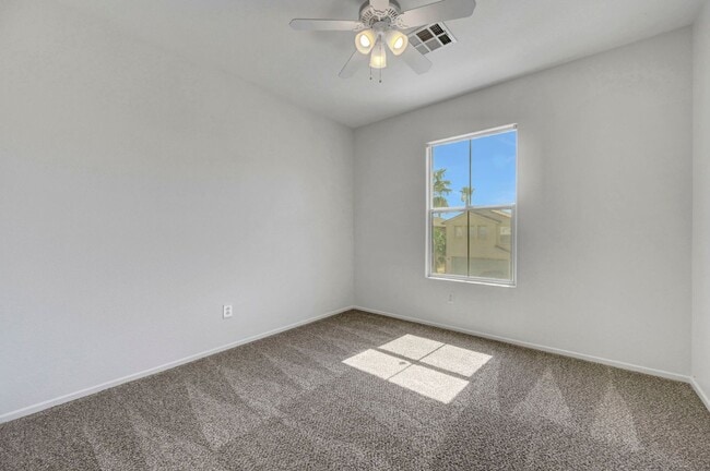 Building Photo - Adorable 2 story in the Northwest! Fresh paint and new carpet!
