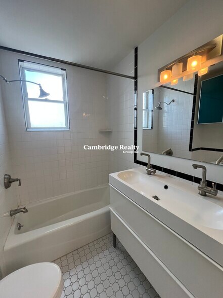 Building Photo - 1228 Cambridge St