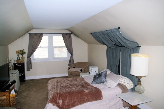 Building Photo - Clean, Efficient, recently renovated 3 Bed...