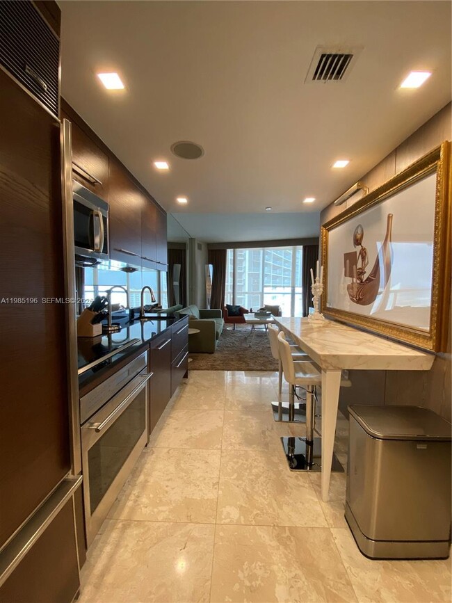 Building Photo - 495 Brickell Ave