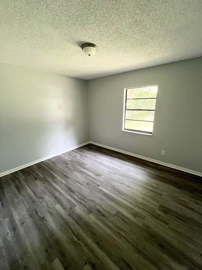 Building Photo - Beautiful 4BR/1.5BA Dade City Home NO APPL...