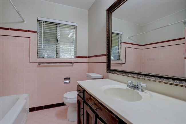 Building Photo - Spacious Sunnyside Bungalow, Finished Base...