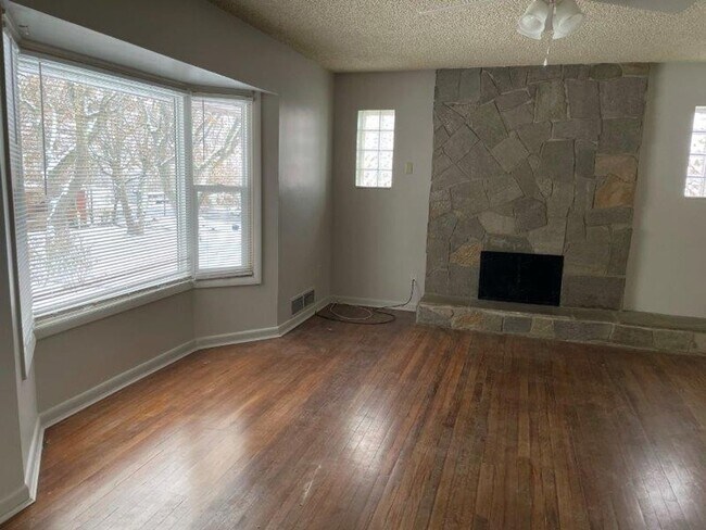 Building Photo - Beautiful Brick Home! 5 Bed 2 Bath Home fo...