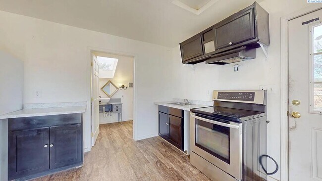 Building Photo - 3 bedroom, 3 bath home in Kennewick