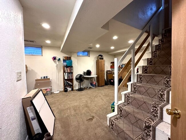 Building Photo - Available August!  Cozy 2 Bedroom, 2 Bathr...