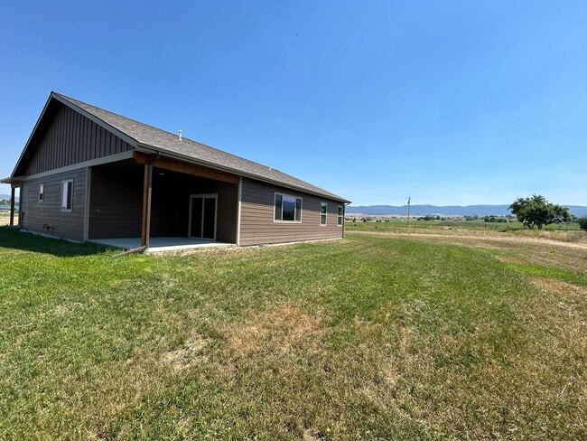 Building Photo - Beautiful Home in Rural Setting