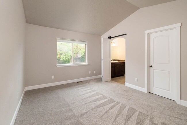 Building Photo - Refined Living in the Heart of Bend — Fully Remodeled Home for Lease