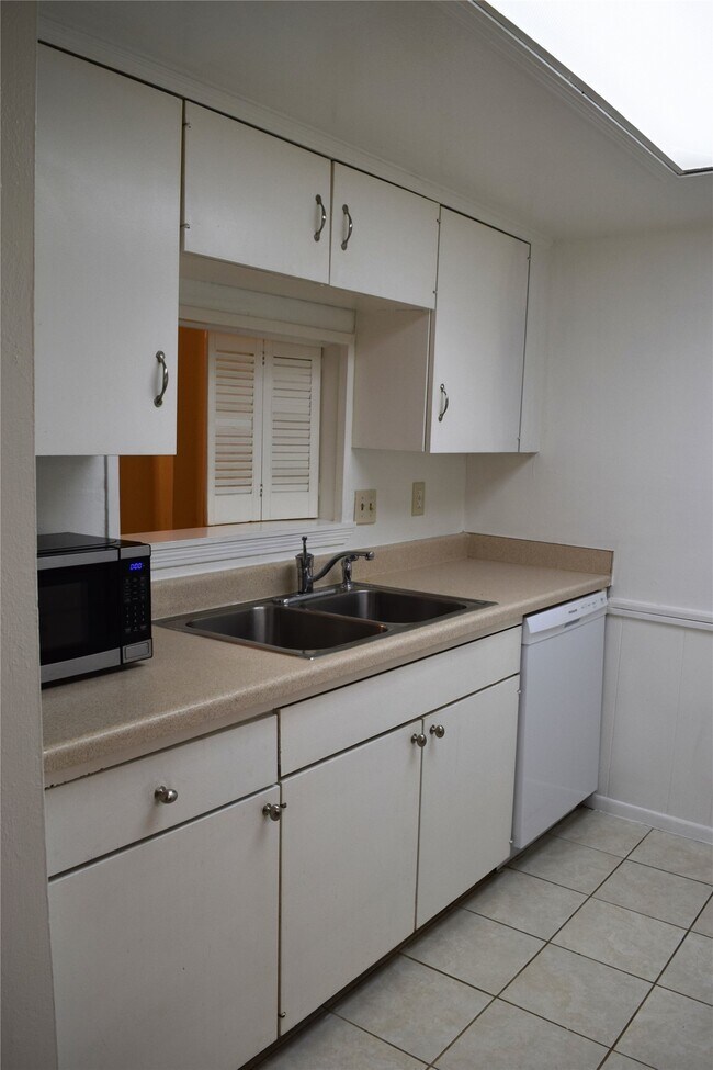 Building Photo - 12633 Memorial Dr