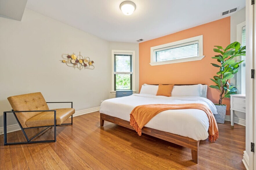 Building Photo - 3437 N Lakewood Ave