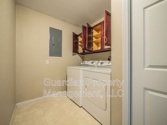 Building Photo - 214 E 1st St