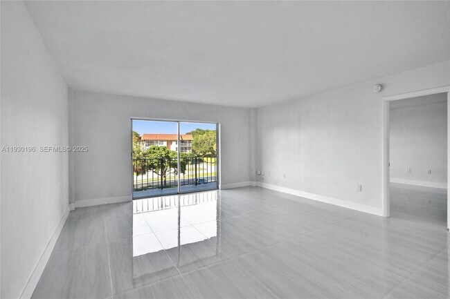 Building Photo - 4164 Inverrary Dr