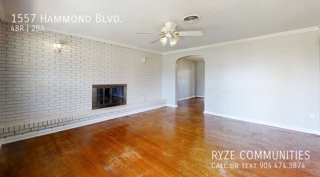 Building Photo - Beautiful Pool Home - Fenced in Yard - Sty...