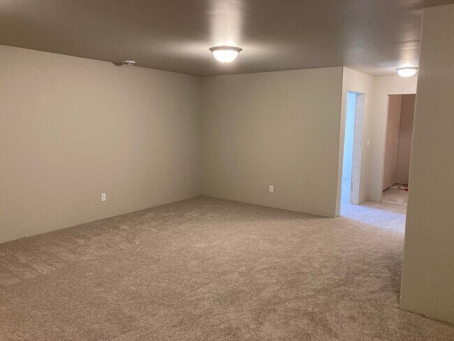 Building Photo - 4 Bed 3 Bath Twin Home