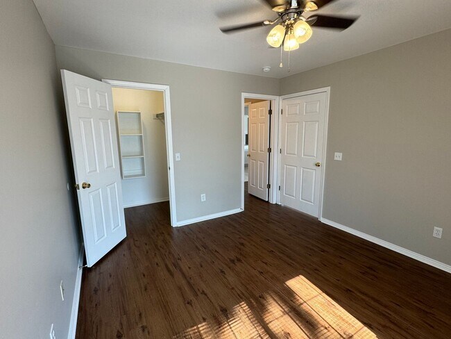 Building Photo - Just off Campus 8/15 Move In!