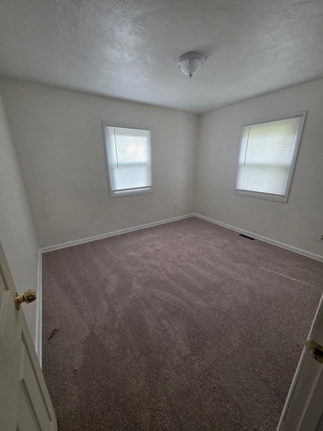 Building Photo - 9 Ambrose Ln