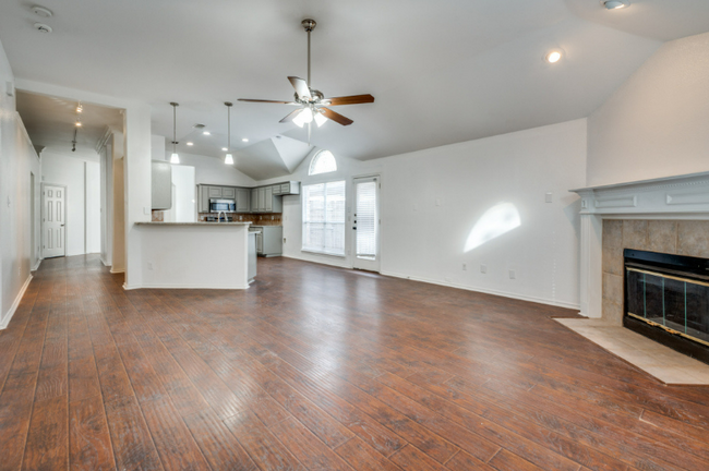 Building Photo - 910 Harwood Ct
