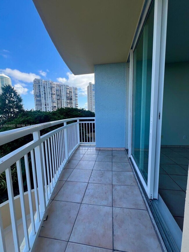 Building Photo - 2475 Brickell Ave