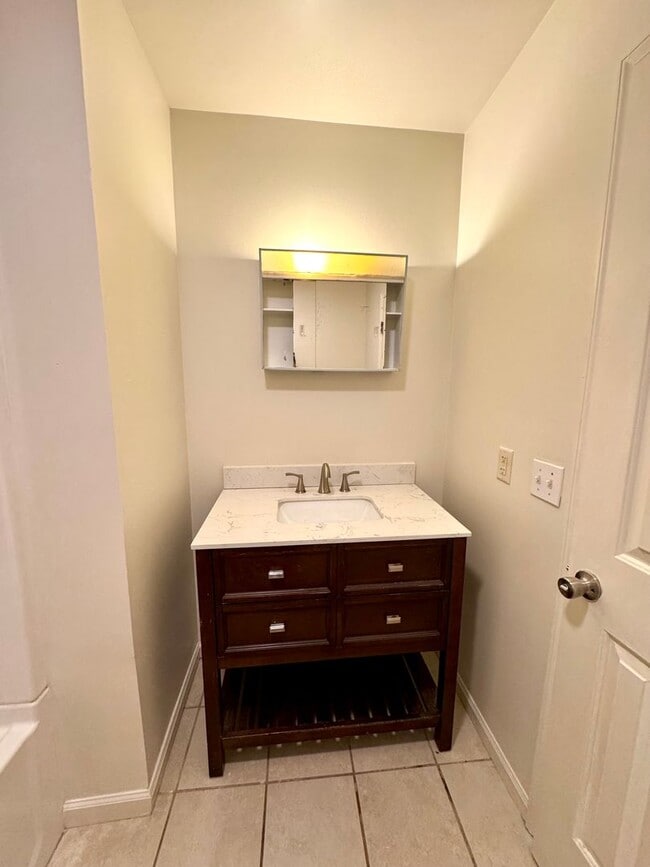 Building Photo - Townhouse for Rent