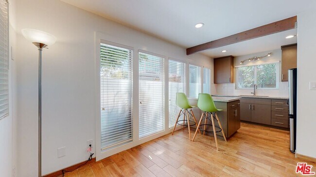 Building Photo - 10333 Santa Monica Blvd