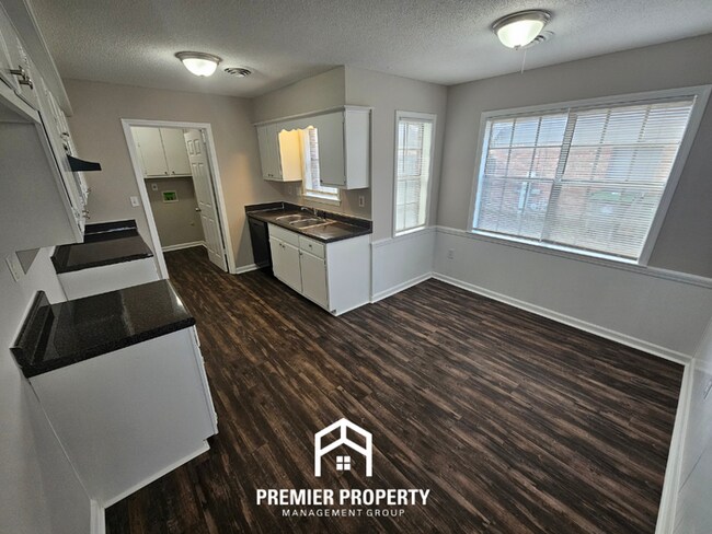 Building Photo - Newly Renovated 5BR Home with 2,334 Sq Ft, Fireplace & Fenced Yard in Memphis