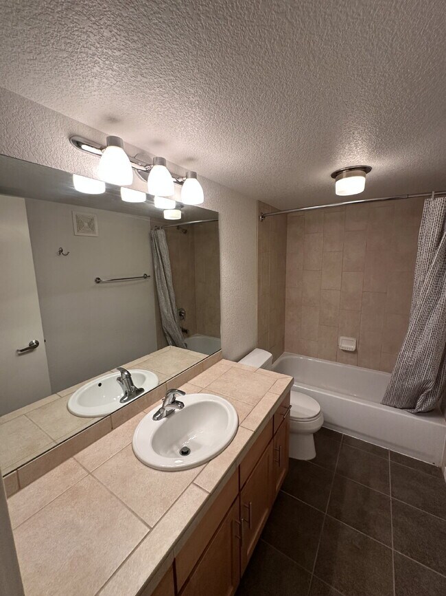 Building Photo - Now Available! Private room in 3 bed / 2 bath condo